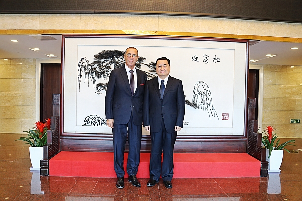 Hao Peng (R), Secretary of the SASAC Party Committee, meets with Zvi Heifetz, Israeli Ambassador to China, in Beijing on Oct 16.jpg