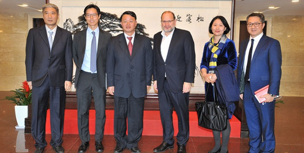 SASAC Vice Chairman (3rd L) Meng Jianmin and HSBC Holdings Chairman Mark Tucker (3rd R) pose for pho.jpg