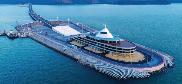 The east artificial island looks like an oyster shell.jpg