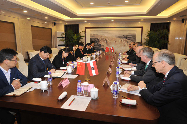 Shen Ying and Austrian Finance Minister Hartwig Löger meet in the SASAC office building in Beijing .jpg