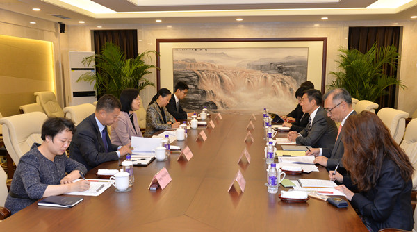 SASAC Vice Chairman Shen Ying (3rd L) holds a meeting with a delegation led by Horace Chow.jpg
