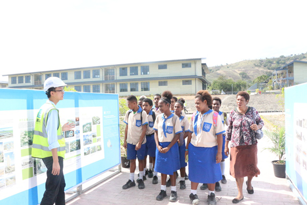 Teachers and students visit a CSCEC exhibition.png