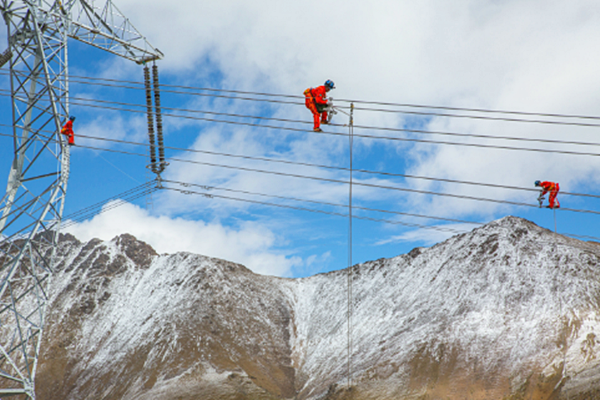Technologists are working on the power transmission towers for the Central Tibet power grid.png