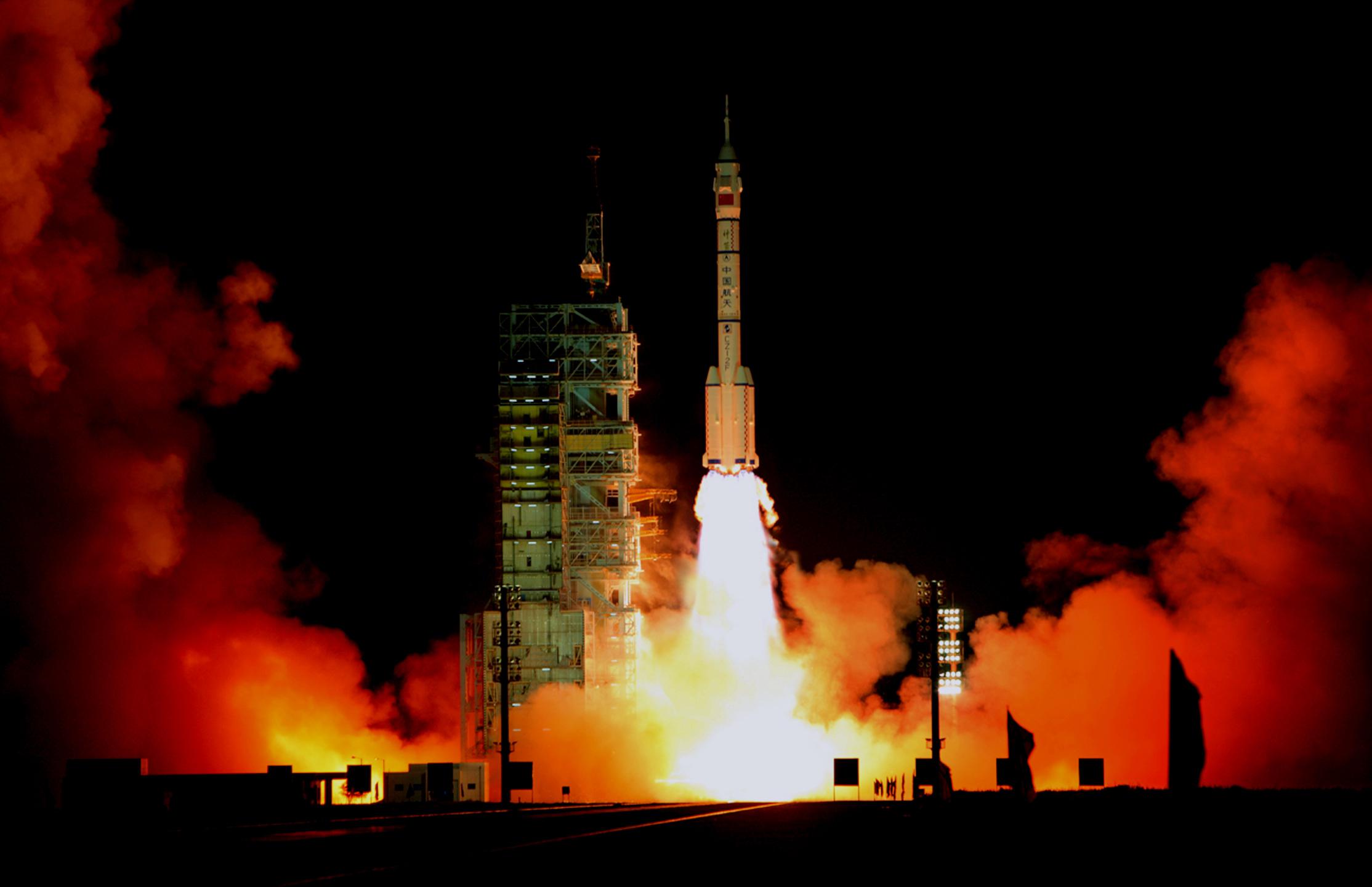 2008神舟七号载人飞船发射成功 实现第一次太空漫步.jpg