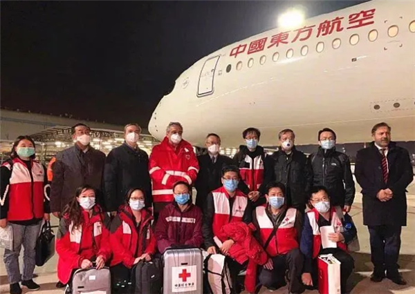 0312-东航MU787包机航班将中国抗疫专家组一行9人以及30余吨医疗物资运抵罗马.png