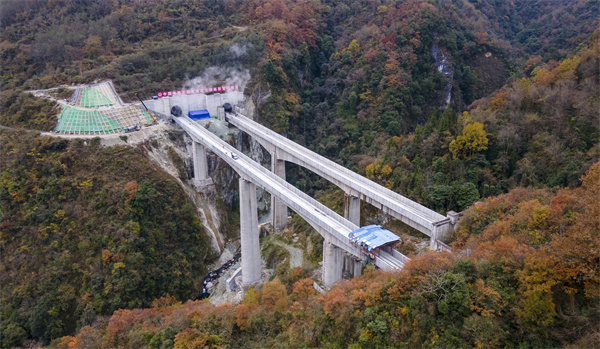 成兰铁路跃龙门隧道。我国在建铁路最为艰难的越岭隧道之一。.jpg