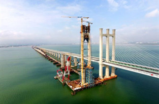 Main Tower of China’s First Cross-Sea High-Speed Railway Bridge Capped