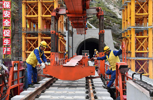 Track Pavement of Grand Bridge of Lhasa-Nyingchi Railway Underway